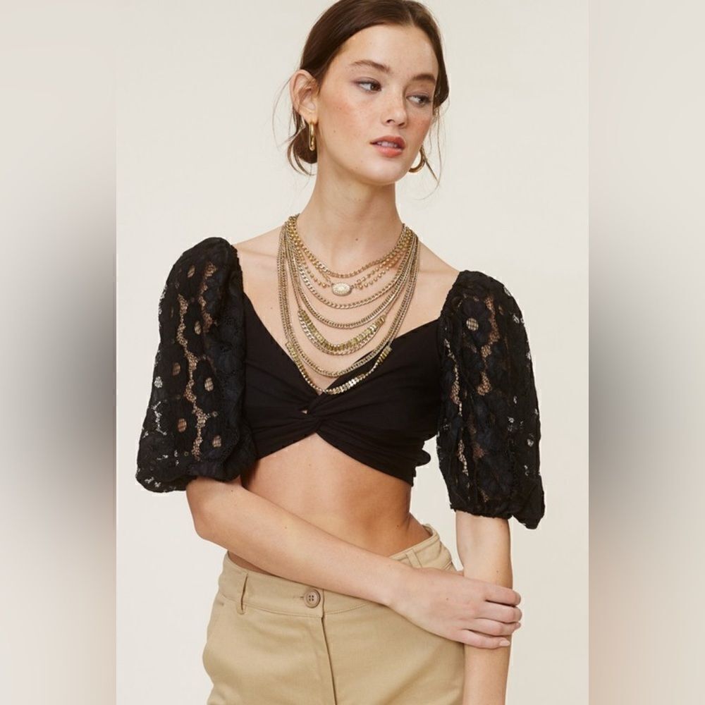 947. TWIST CROP TOP WITH PUFF LACE SHORT SLEEVES- BLACK